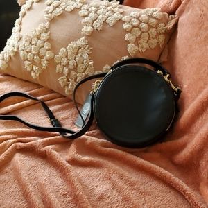 Black round purse